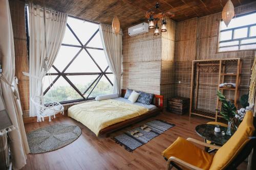 Un pat sau paturi într-o cameră la Sea Urchin Homestay