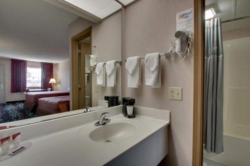 a bathroom with a sink and a mirror at Angel Inn - Central in Branson