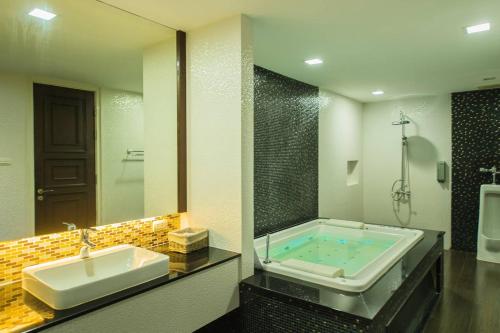 Phòng tắm tại Marrakesh Huahin 4bedrooms suite with Jacuzzi 208