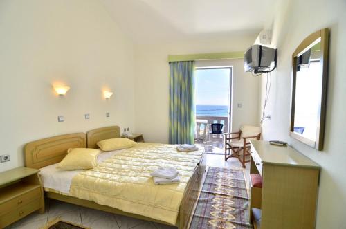 維拉霍斯的住宿－Hotel Olympiada，酒店客房设有一张床,享有海景。