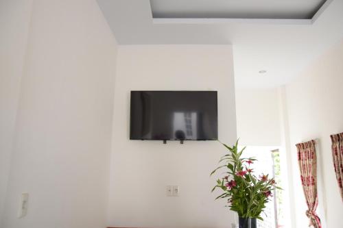 Una televisión o centro de entretenimiento en RedDoorz near UIN Sumatera Utara Medan