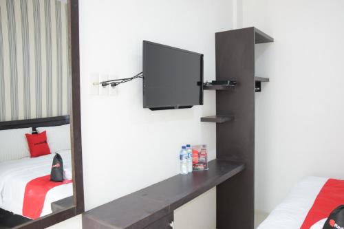 Una televisión o centro de entretenimiento en RedDoorz near UIN Sumatera Utara Medan