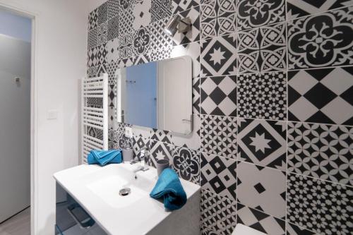 La salle de bains est pourvue d'un lavabo blanc et d'un miroir. dans l'établissement ★ LE MAJORELLE ★ ST GEORGES HYPERCENTRE ★ NETFLIX, à Toulouse