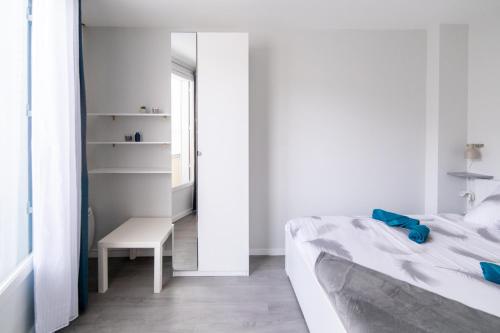 une chambre avec un lit, un miroir et une chaise dans l'établissement ★ LE MAJORELLE ★ ST GEORGES HYPERCENTRE ★ NETFLIX, à Toulouse