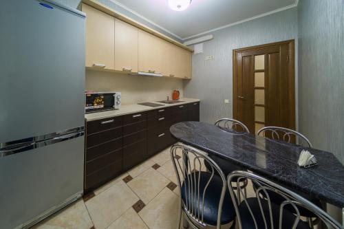Kuchyň nebo kuchyňský kout v ubytování Kvartirkoff na Bogatirskaya 6a, 2 floor