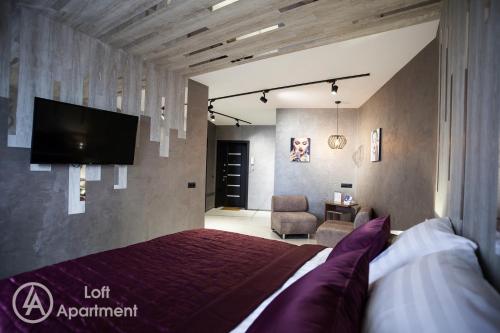Säng eller sängar i ett rum på Loft Apartment/30A Lunnaya