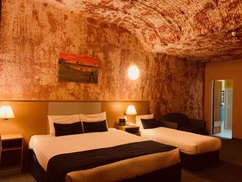 Postel nebo postele na pokoji v ubytování Desert Cave Hotel