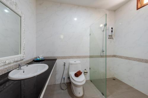 un bagno con wc, lavandino e doccia di Baan Karon Hill Phuket Resort a Karon Beach