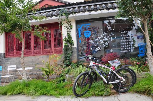 una bicicleta estacionada frente a una tienda en Kunming Stone Forest Homestay en Kunming