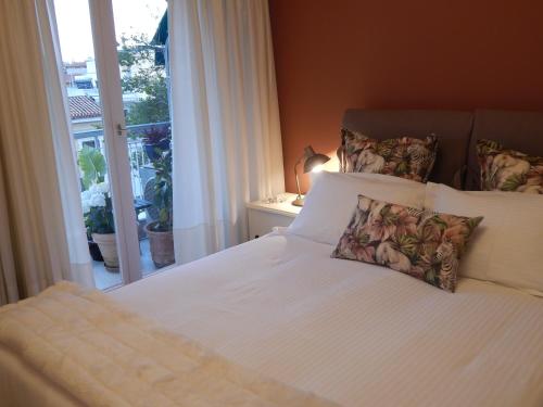 A bed or beds in a room at Athens-Plaka, Peter’s beautiful apartment in Temple of Zeus