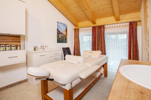 a hospital room with aificialificialificialificialificialificialificialificialificialificialificial at Ruperti - Gästehaus in Ainring