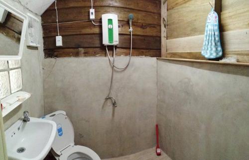 un piccolo bagno con servizi igienici e lavandino di Lungphut Homestay a Chiang Mai