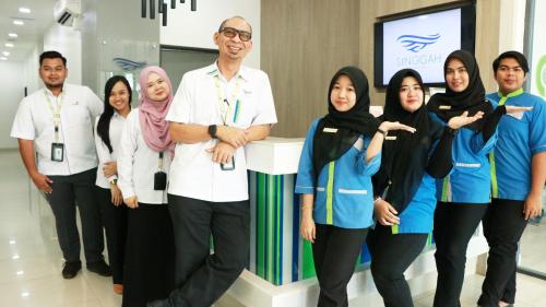 un grupo de personas posando para una foto en un hospital en Singgah Kertih, en Kertih