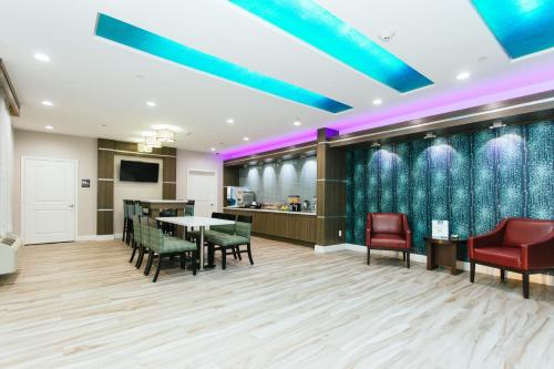 a lobby with a table and chairs and a kitchen at Express Inn - Spring in Spring