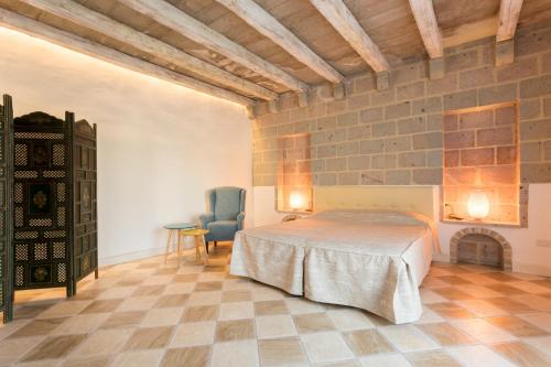 A bed or beds in a room at La Petite Maison