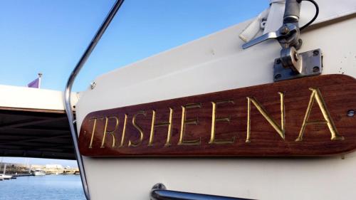 un panneau sur le côté d'un bateau dans l'établissement Yacht Deauville, à Deauville