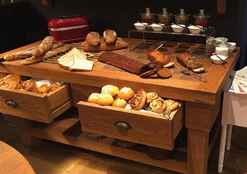 une table avec différents types de pain et de viennoiseries dans l'établissement Le Stelsia Resort, à Saint-Sylvestre-sur-Lot