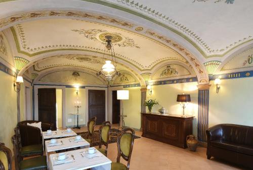 a restaurant with tables and chairs and a ceiling at Dimora Sessanio in Santo Stefano di Sessanio