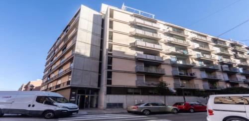 a tall building with cars parked in front of it at Acogedor Apartamento in Valencia