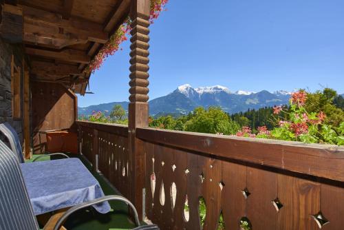 a balcony with a table and a view of mountains at Alpenhotel Hundsreitlehen in Bischofswiesen