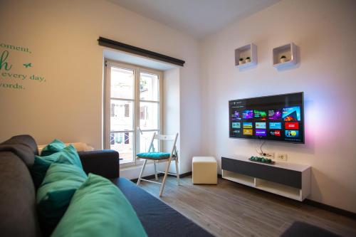 Μια τηλεόραση ή/και κέντρο ψυχαγωγίας στο AZZURRO APARTMENT Piran