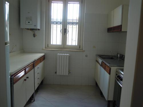 małą kuchnię ze zlewem i oknem w obiekcie La Casa di Alessandra w mieście Pescara