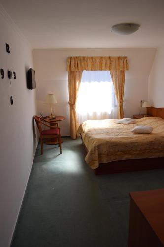 Postel nebo postele na pokoji v ubytování Wellness Hotel Anna Nejdek
