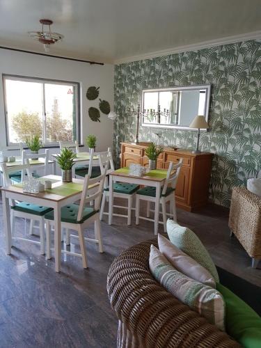 B&B "Villa Alegria", Tarrafal في تارافال: غرفة معيشة مع طاولة وكراسي وأريكة
