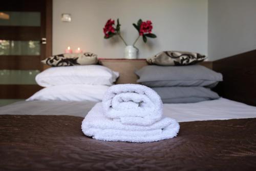 ワルシャワにあるStylish and spacious by Cooee Apartmentsのベッドの上にタオルを置いて