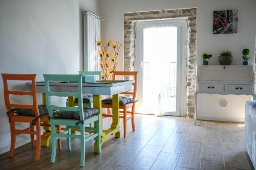 a dining room with a table and chairs at Teresita-the Green House in Pisano