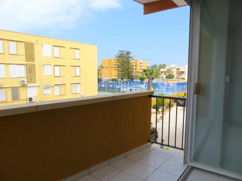 ハベアにある2 bedroom apartment L'Ancora in the Arenal Beachの建物の景色を望むバルコニー