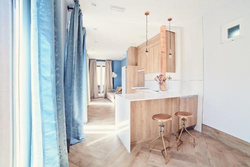 una cucina con un bancone e sgabelli in una stanza di La Balconada de Toledo - PARKING GRATIS - 2 HABITACIONES a Toledo