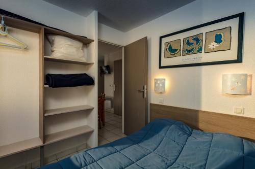 1 dormitorio con 1 cama y vestidor en VVF Sigean Port-la-Nouvelle Corbières, en Sigean