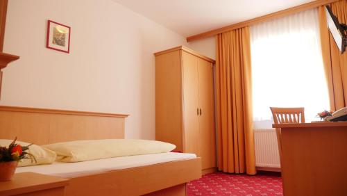 Ein Bett oder Betten in einem Zimmer der Unterkunft Hotel zu den Linden