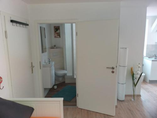 韋尼格羅德的住宿－Fewo kleine Oase，白色的浴室设有卫生间和水槽。