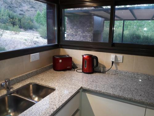 Cabaña en Barrio Privado de Potrerillosにあるキッチンまたは簡易キッチン