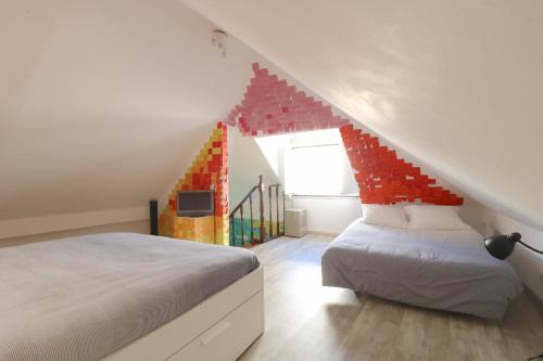 リスボンにある7564 Post-itsの赤い壁のベッドルーム1室(ベッド1台付)