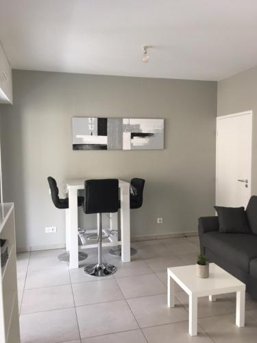 un salon avec un canapé et une table dans l'établissement Studio les pieds dans l'eau Plage du Trottel, à Ajaccio