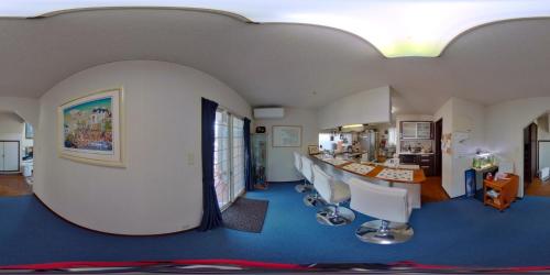 uma sala de estar com um tapete azul e um quarto com uma mesa em Guest House Marine Blue / Vacation STAY 1385 em Shirahama