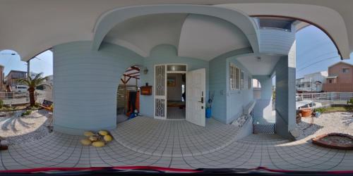 uma casa com um arco com fruta no chão em Guest House Marine Blue / Vacation STAY 1385 em Shirahama