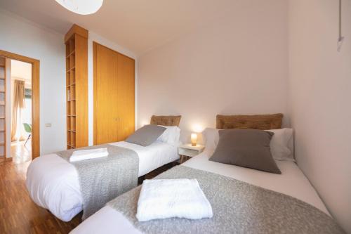 Dos camas en una habitación pequeña con en Bravissimo Sunset, en Girona