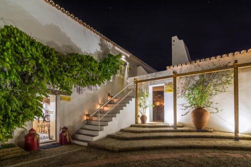 um conjunto de escadas que levam a um edifício à noite em Horta Da Coutada em Monsaraz