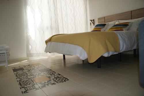 una camera con 2 letti e un pavimento piastrellato di Loft Cádiz a Cadice
