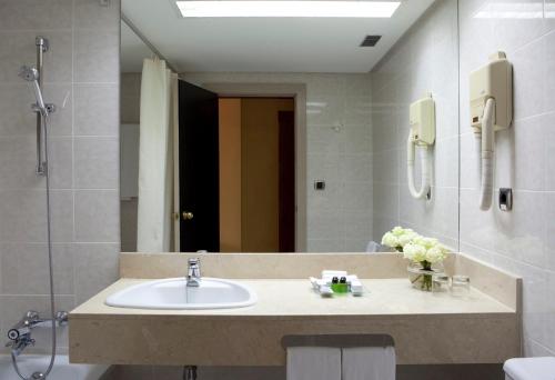 a bathroom with a sink and a mirror at Intelier Rosa in Castellón de la Plana