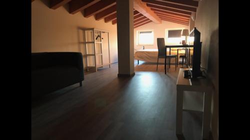 ein Wohnzimmer mit einem Sofa und einem Tisch in der Unterkunft Via Venezia Accomodating Solutions in Lonigo