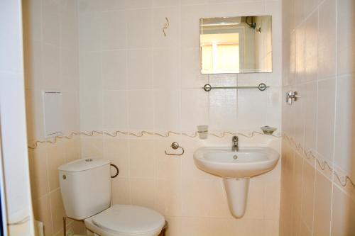 Et badeværelse på Rainbow 2 Holiday Complex