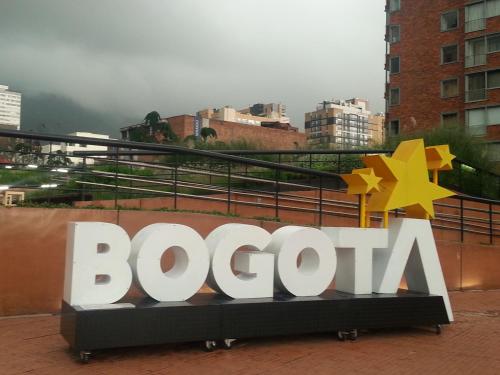 un signo de abucheo en la parte superior de un edificio en A Bogota On Holidays by Open - HOTEL, en Bogotá