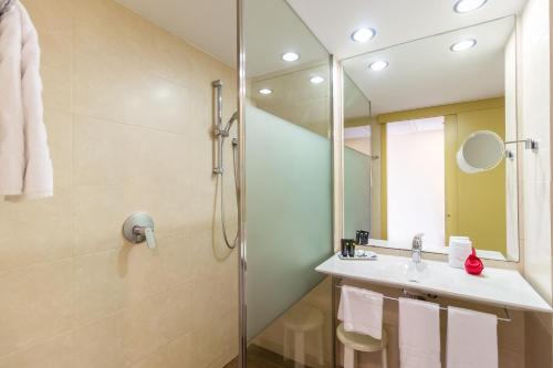 Ett badrum på Eix Platja Daurada Hotel & SPA