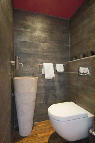 une salle de bain avec des toilettes blanches dans une chambre dans l'établissement Chalet La Patna, à La Clusaz