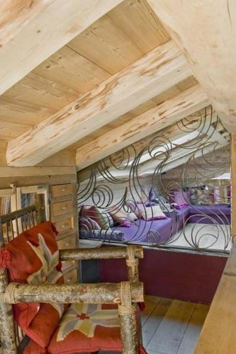 Cette chambre comprend un lit orné d'une peinture murale. dans l'établissement Chalet La Patna, à La Clusaz